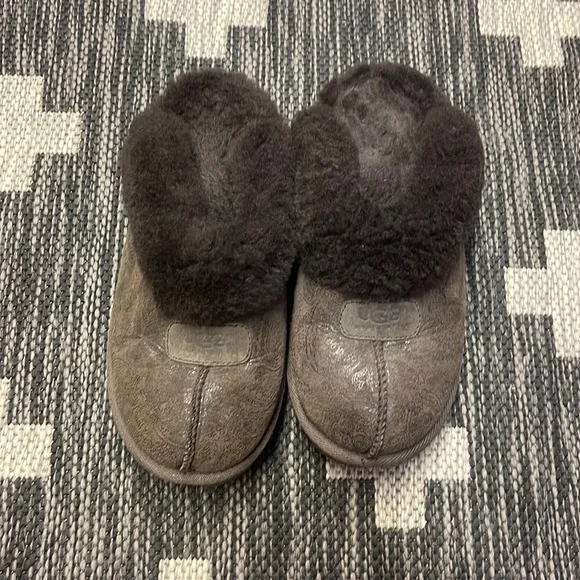 Ugg Slippers Size 5 Brown - Picture 1 of 5